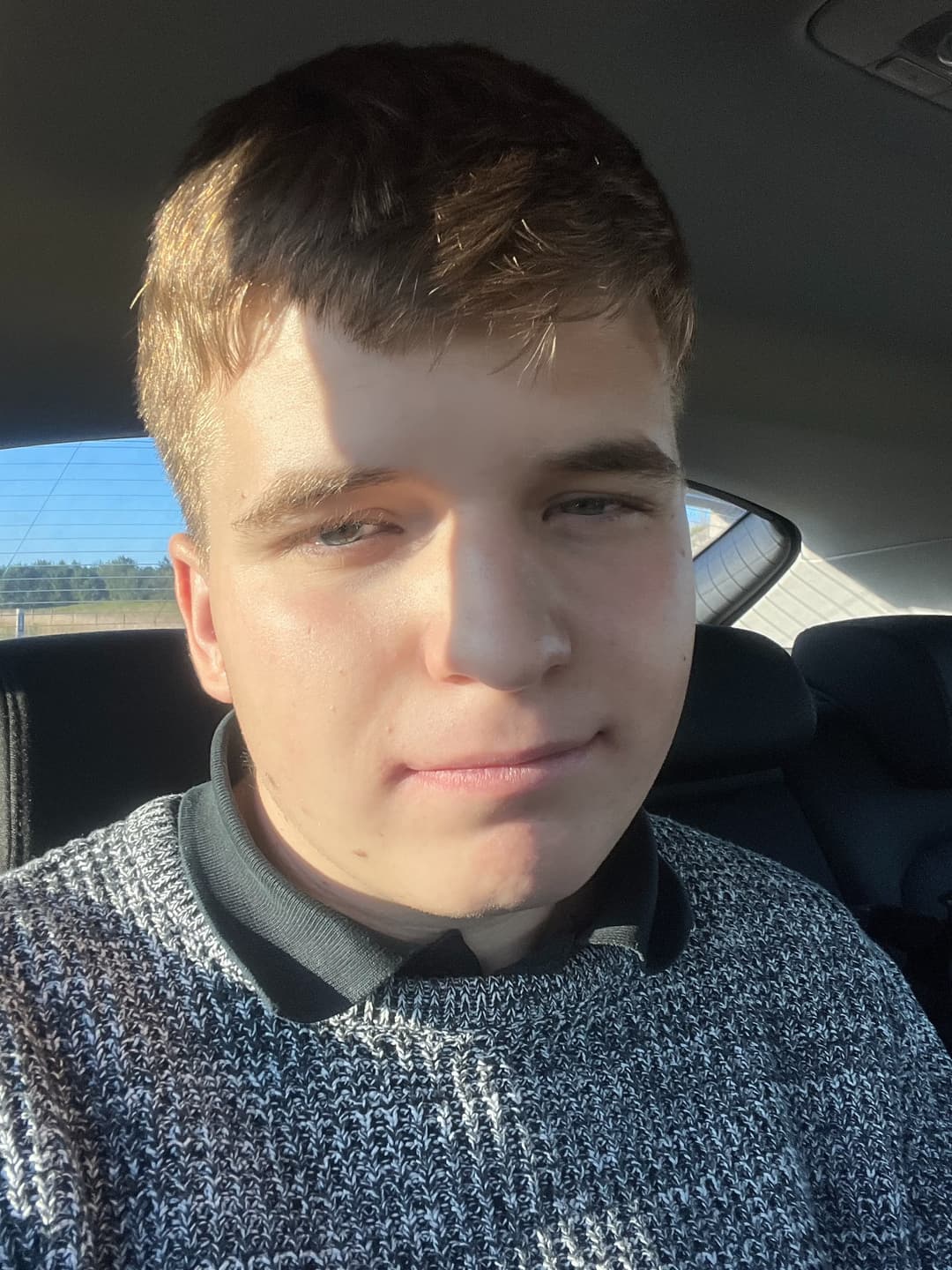 Vojtěch Oliva webový vývojář v autě - SELFIE
